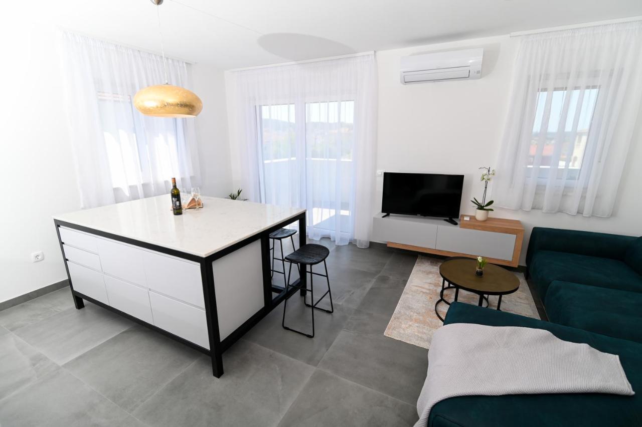Apartment Laura, Free Parking, Balcony, 4 Ppl Trogir Exterior photo